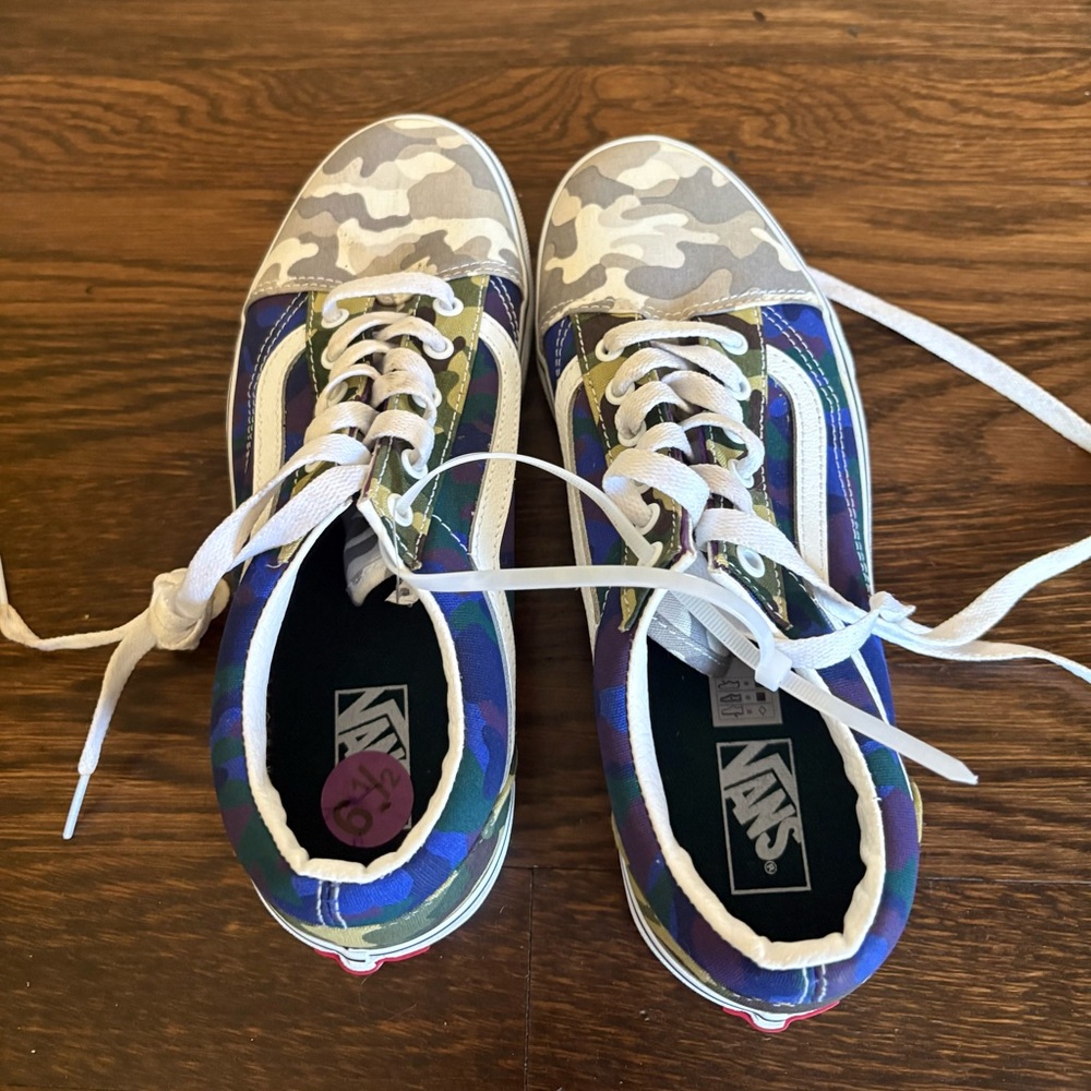Vans NWT kids classic shoes cameo